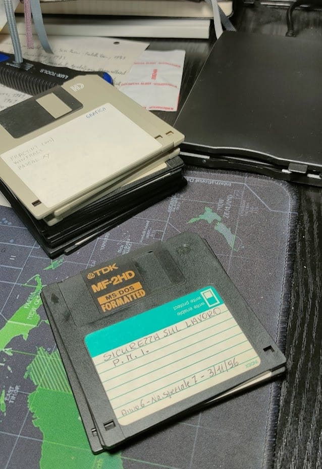 alcuni floppy disk e un lettore USB