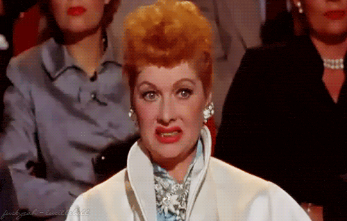 gif con una donna che fa la faccia schifata