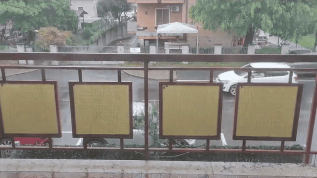 La ringhiera del balcone che si vede nel video