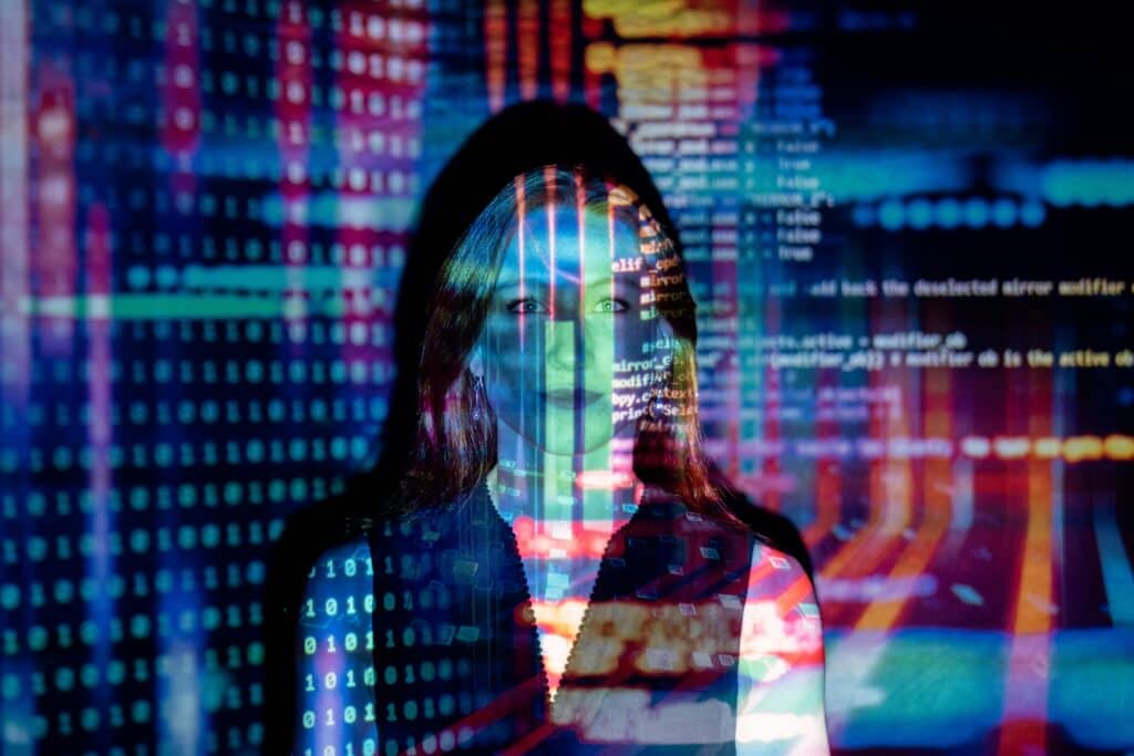 figura di una donna con codice informatico proiettato su di lei