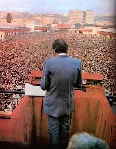 Enrico Berlinguer di spalle, davanti a lui migliaia di persone