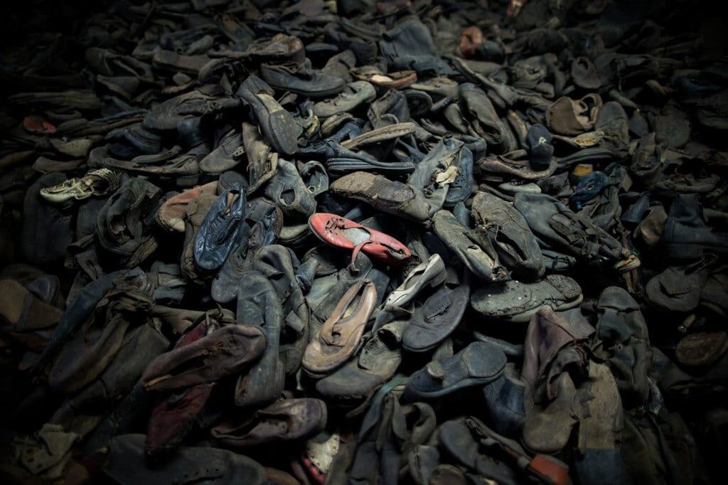 Scarpe delle vittime del campo di sterminio di Auschwitz, Polonia, gennaio 2015. Rolf Vennenbernd, Ansa, pubblicata al link dell'articolo