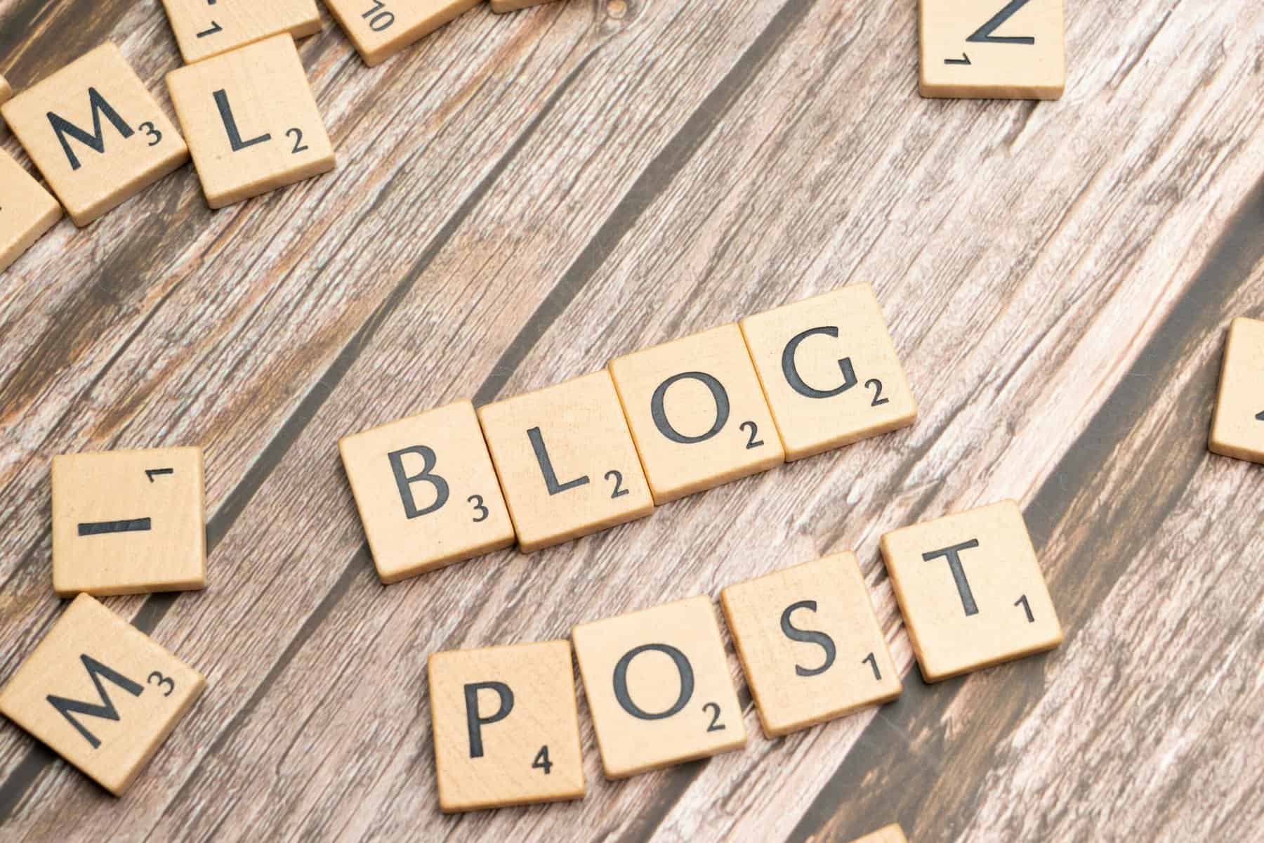 Tessere di Scarabeo che compongono la scritta "Blog Post"