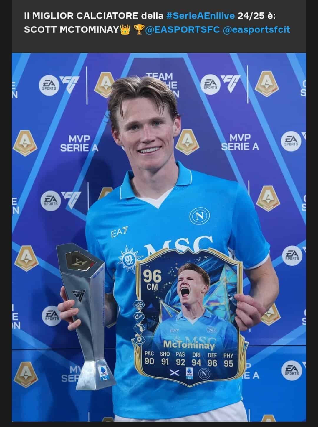 Scott McTominay con il premio come miglior calciatore della Serie A nella stagione 2024-2025