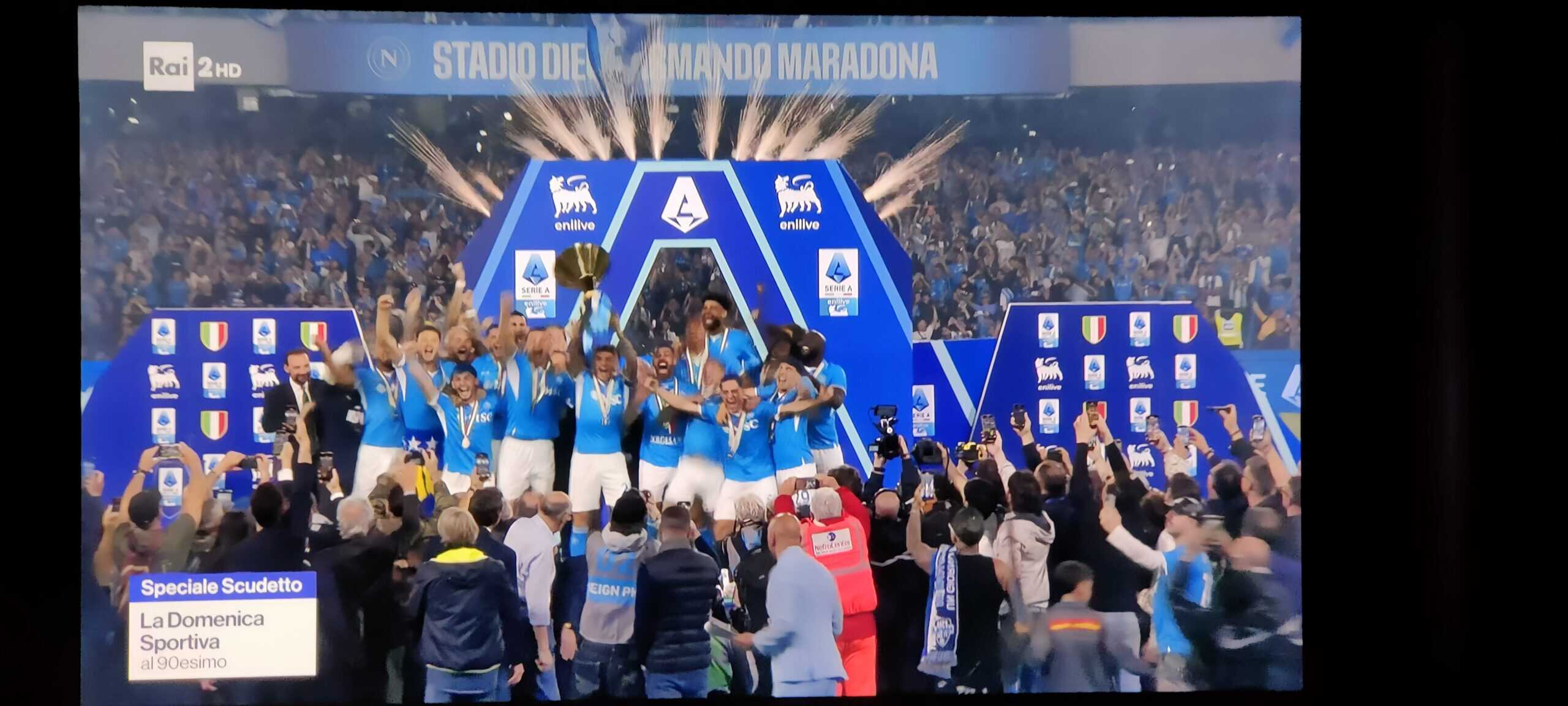 La squadra del Napoli premiata con il trofeo del campionato di Serie A
